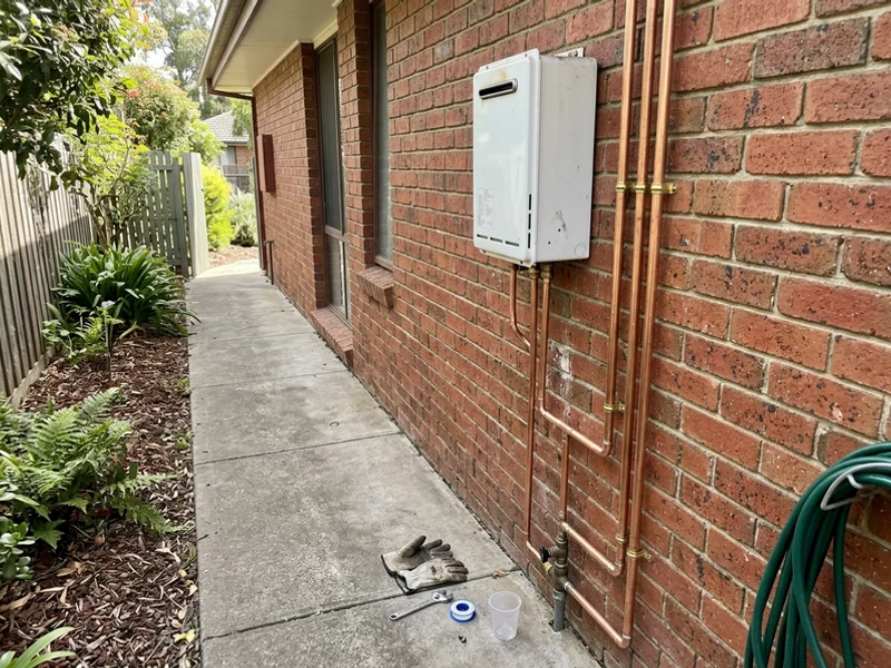Compact wall-mounted continuous flow gas unit